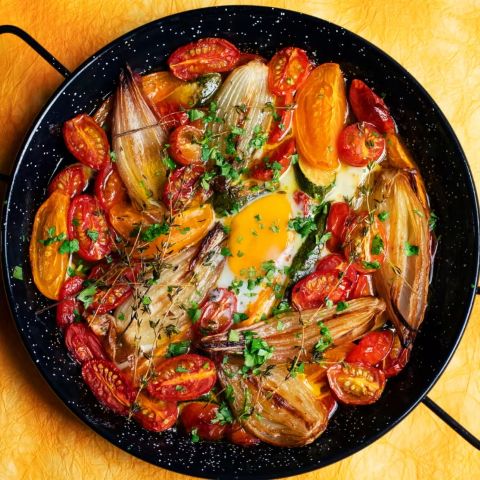 Baked eggs and tomatoes