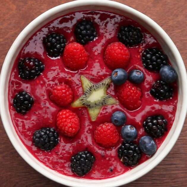 Banana berry smoothie bowl