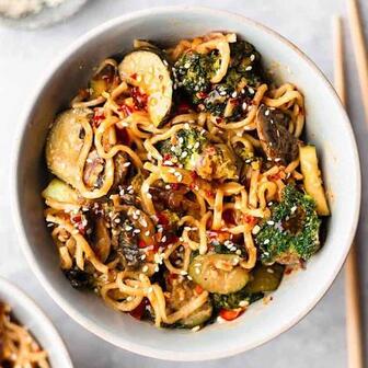 Spicy sweet chilli vegetable noodles