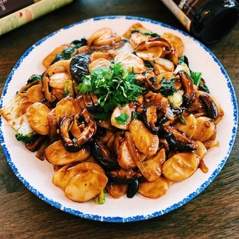 Shanghai stir fried rice cakes