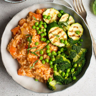 Tomato risotto with grilled greens