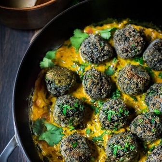 Vegan meatballs with curry sauce